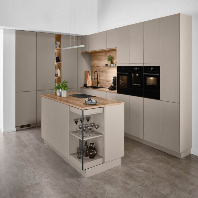 Küche in Kaschmir-Beige mit Kochinsel, Holzarbeitsplatte und offenem Regal – Küchenstudio Offenbach