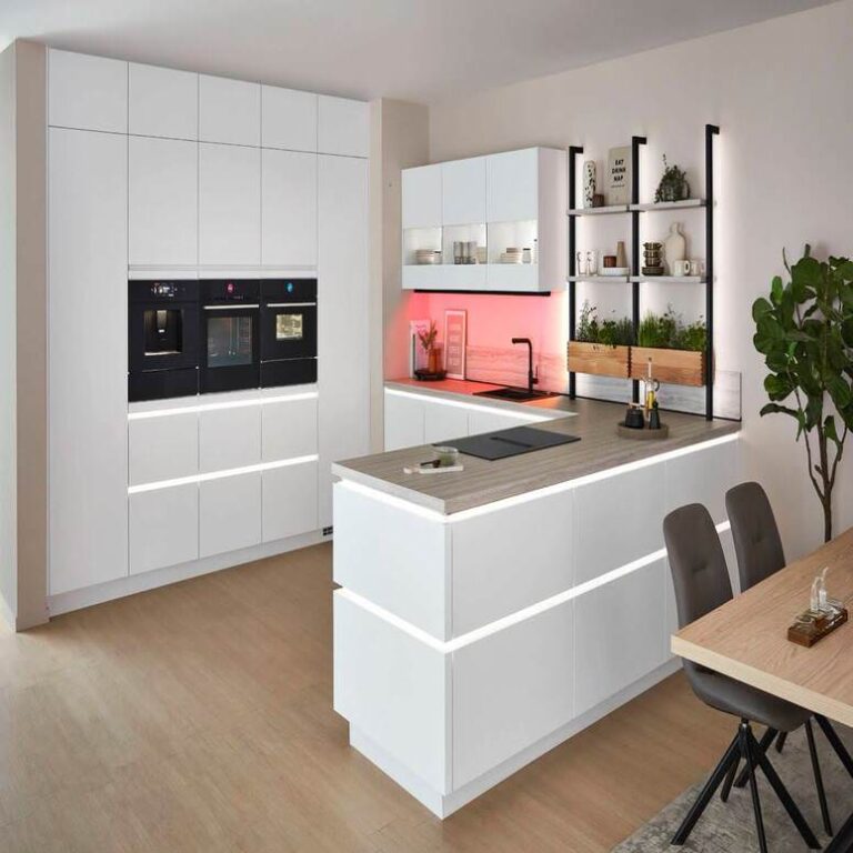 Moderne grifflose Küche in Weiß mit beleuchteter Kochinsel und Kräuterregal – Küchenstudio Offenbach