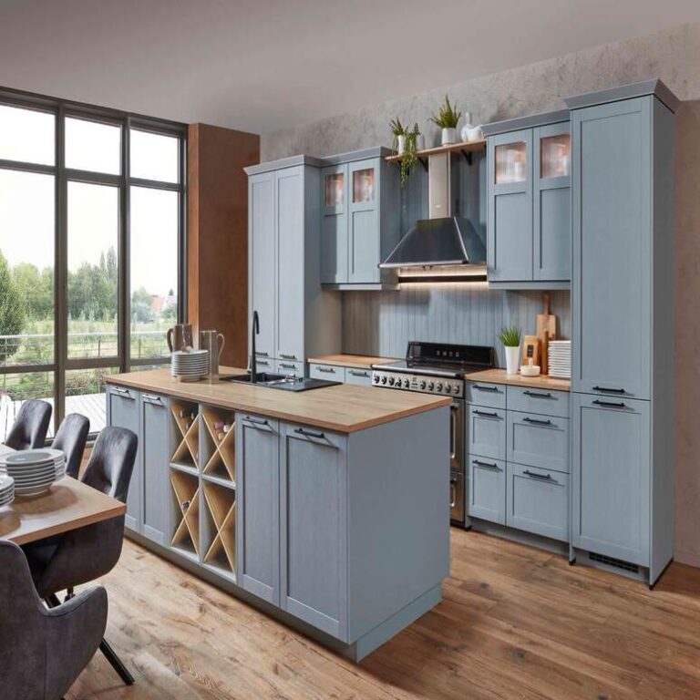 Hellblaue Landhausküche Landhausküche in Hellblau mit Vitrinenschränken, Kochinsel und Holzarbeitsplatte – Küche kaufen Offenbach