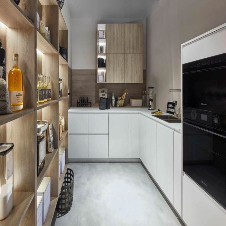 Moderne weiße Küche Moderne weiße Küche mit Hochschränken, Holzregal und schwarzen Einbaugeräten – Küche kaufen Offenbach