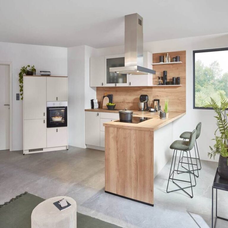 Offene Küche mit Holztheke – Küche kaufen Offenbach Offene Küche mit Theke aus Holz, Barhockern und Insel-Dunstabzugshaube